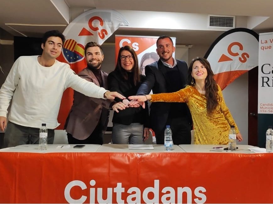 raqueltamargc's tweet photo. Hoy hemos estado en #Tarragona celebrando las Cañas Ciudadanas 🥃 de @jovenesCs con la candidata de @Cs_Tarragona y los candidatos de @CsSalou y @VilasecaCs https://t.co/cflDQHDP0f