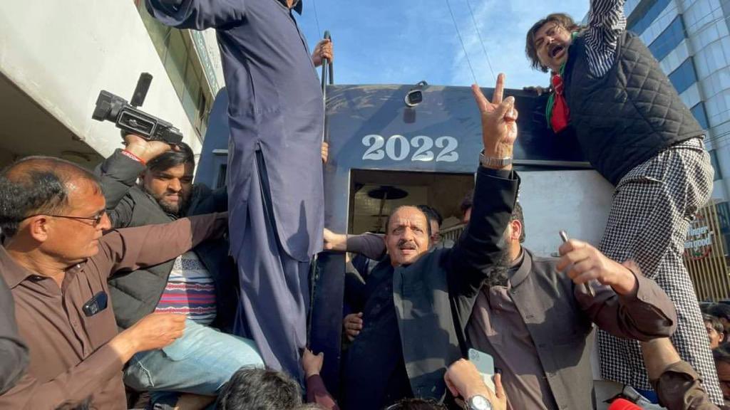 نام لطاسب ستی عمر 75 سال ریٹائرڈ فوجی 1965 اور 1971 کی پاک بھارت جنگوں میں لڑنے والا ابھی تک آزادی کی حفاظت کے لیے لڑ رہا ہے۔