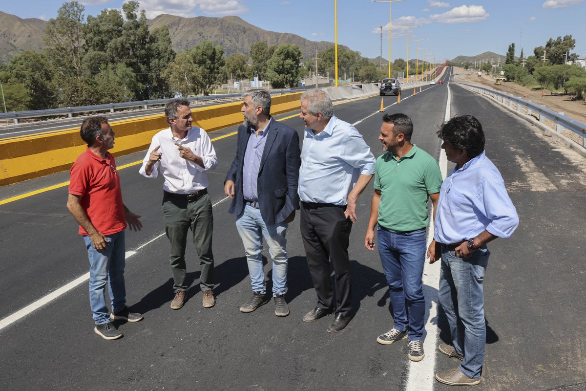 gkatopodis's tweet image. Recorrimos la Circunvalación de San Luis. 20 km que estamos transformando en autovía que mejorará la conectividad, el acceso y el turismo. 

Inversiones como estas hay en cada rincón del país, convencidos de que la Argentina debe ser más justa si es más federal todos los días.