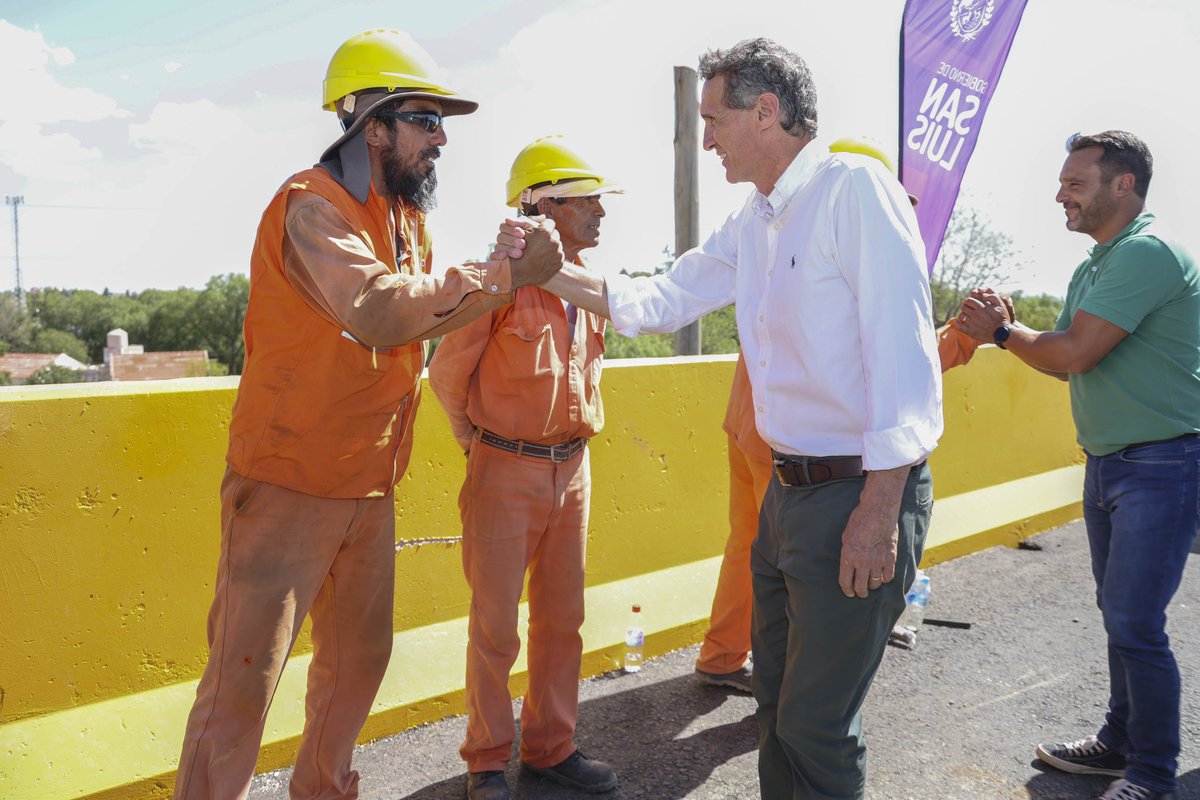 gkatopodis's tweet image. Recorrimos la Circunvalación de San Luis. 20 km que estamos transformando en autovía que mejorará la conectividad, el acceso y el turismo. 

Inversiones como estas hay en cada rincón del país, convencidos de que la Argentina debe ser más justa si es más federal todos los días.