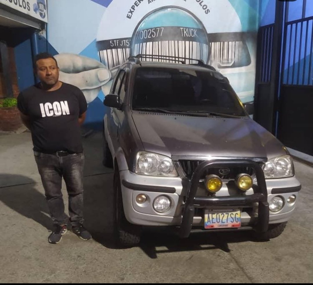ReporteYa's tweet photo. #25Feb #Caracas 
@RobertLobo_: Recuerdan a la joven que le hurtaron su camioneta Terios hace algunos días en el supermercado Plaza's de Los Chaguaramos? Bueno, el CICPC detuvo a Hugo José Castillo (42) y recuperó el vehículo. https://t.co/46rV1pWGQU