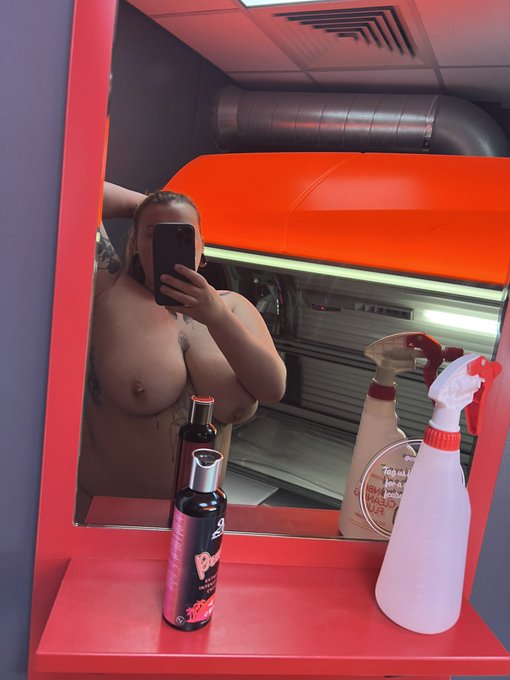 Who else loves a tanning bed? Golden glow doing me good weekly 20 mins. Still 20% thanks to 1k twitter