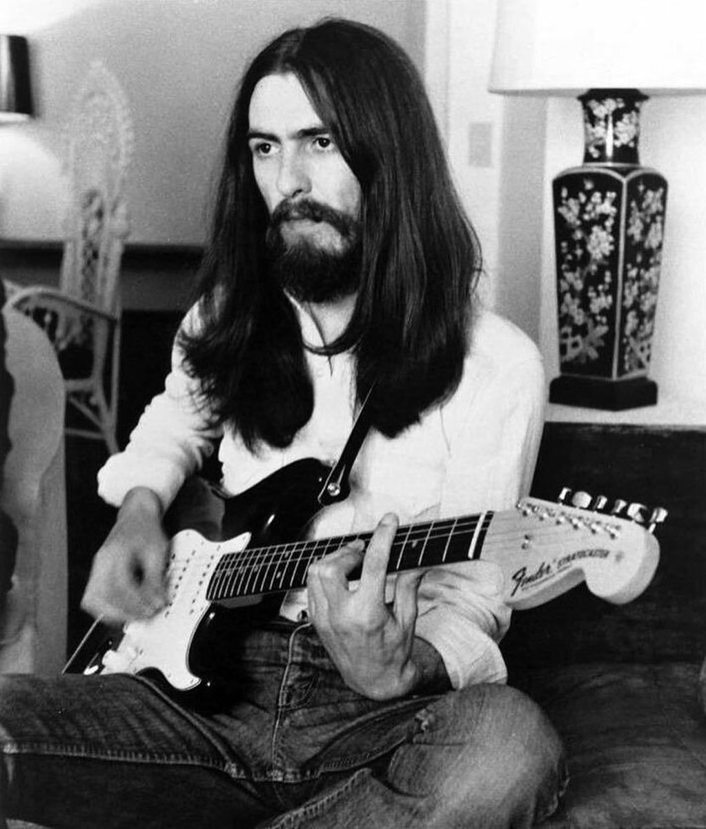 Un día como hoy, pero de 1943, nace George Harrison. Miembro de The Beatles y que falleció en 2001.

#HBDGeorge #George80