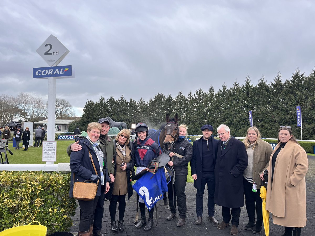 jamiesnowden's tweet photo. Despite not getting the run of the race
#Datsalrightgino is 2nd in the #Grade2 #Pendil #NoviceChase @kemptonparkrace under @GavinSheehan92 for @Janeglyndavies @CheltenhamF here we come. @BetVictor https://t.co/ulp1Gbv4PJ