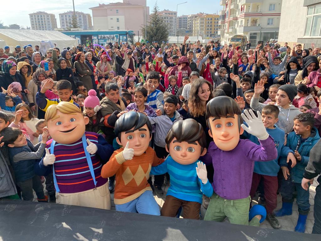 MehmetNuriErsoy's tweet photo. 📍 Malatya...

Çocuklarımız hep gülsün diye...
👧👦

Sevilen çizgi kahramanlar #RafadanTayfa'yı yavrularımızla buluşturduk.

@yurtdisiturkler
@SinemaGenelMd
@KTBKYGM https://t.co/A9x6qH08bH