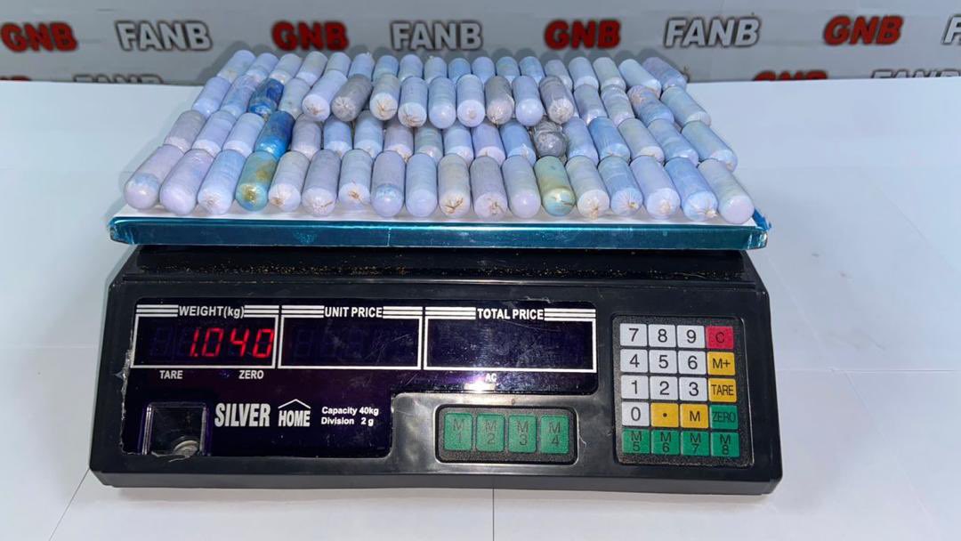 CEOFANBVE's tweet photo. De manera intraorgánica un sujeto de nacionalidad venezolana llevaba 81 dediles de Cocaína y fue capturado por la #FANB en el Aeropuerto Internacional Simón Bolívar de #Maiquetía. 

 #SancionesCriminales https://t.co/LxguIqGxaF