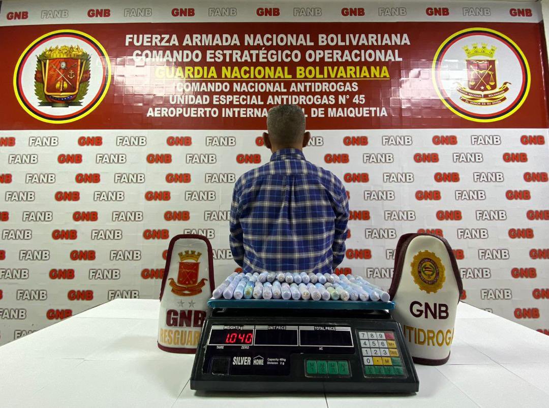 CEOFANBVE's tweet photo. De manera intraorgánica un sujeto de nacionalidad venezolana llevaba 81 dediles de Cocaína y fue capturado por la #FANB en el Aeropuerto Internacional Simón Bolívar de #Maiquetía. 

 #SancionesCriminales https://t.co/LxguIqGxaF
