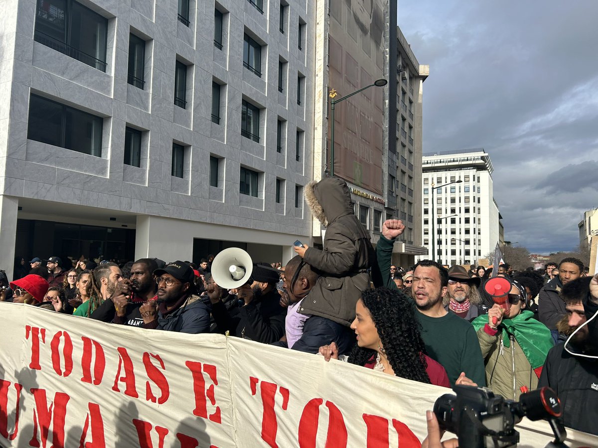 CatarinaDemony's tweet photo. Thousands of people - many who live in Lisbon’s outskirts - take to Lisbon streets in a protest for a “fair life” as high inflation makes it even tougher for people to make ends meet in one of Western Europe’s poorest nations. https://t.co/L1JjkyhWhb