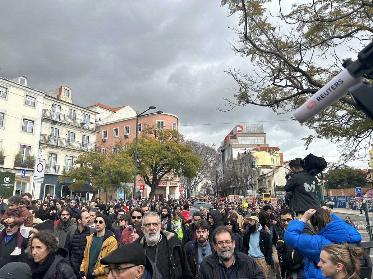 CatarinaDemony's tweet photo. Thousands of people - many who live in Lisbon’s outskirts - take to Lisbon streets in a protest for a “fair life” as high inflation makes it even tougher for people to make ends meet in one of Western Europe’s poorest nations. https://t.co/L1JjkyhWhb