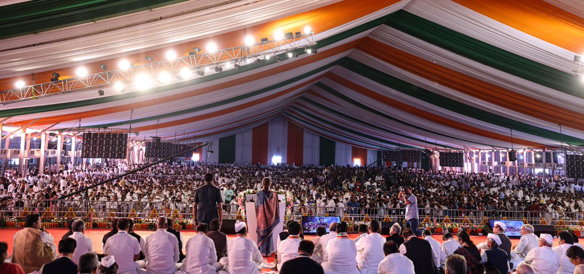 priyankagandhi's tweet photo. सत्य, अहिंसा और प्रेम हमारा कवच हैं। त्याग और बलिदान के मूल्य हमारी प्रेरणा। कांग्रेस विचारधारा के लिए समर्पित कार्यकर्ता हमारी ताकत हैं और जनता के मुद्दों पर संघर्ष हमारा लक्ष्य। 

भारतीय राष्ट्रीय कांग्रेस अधिवेशन, रायपुर, छत्तीसगढ़।

#CongressVoiceOfIndia https://t.co/Pvic6303qk