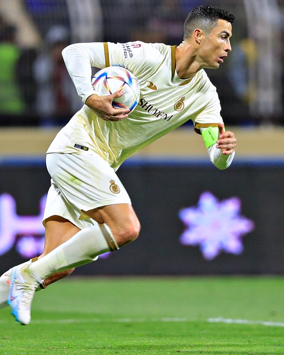 B24PT's tweet photo. HAT-TRICK de Ronaldo na primeira parte 🎩 https://t.co/r2BhLFB7B2