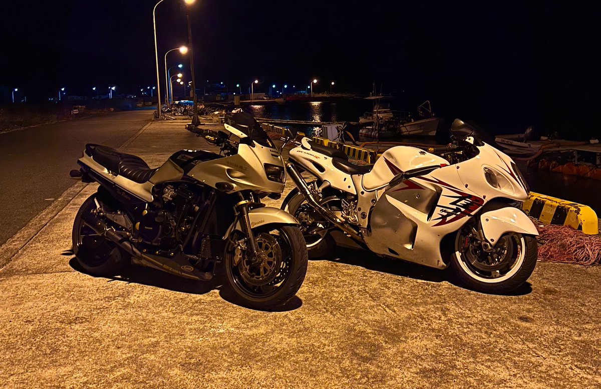 naka_cima's tweet photo. 普通土曜の夜って、お酒飲んだりするやん？俺は違うねん。バイクが先でお酒は帰宅後ねんて。 https://t.co/33to0dpBYR