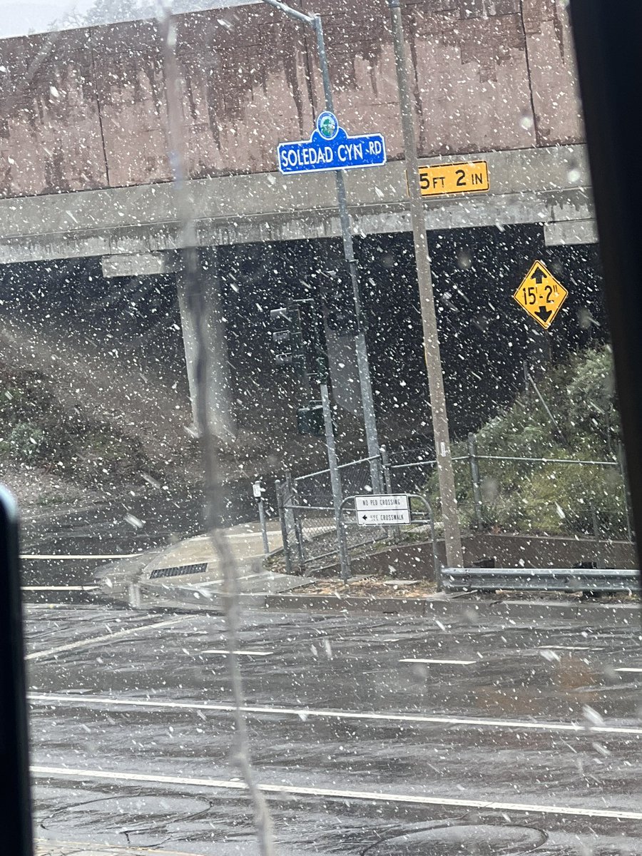 SanchezMARTHA's tweet image. It’s snowing! 

#santaClaritavalley
