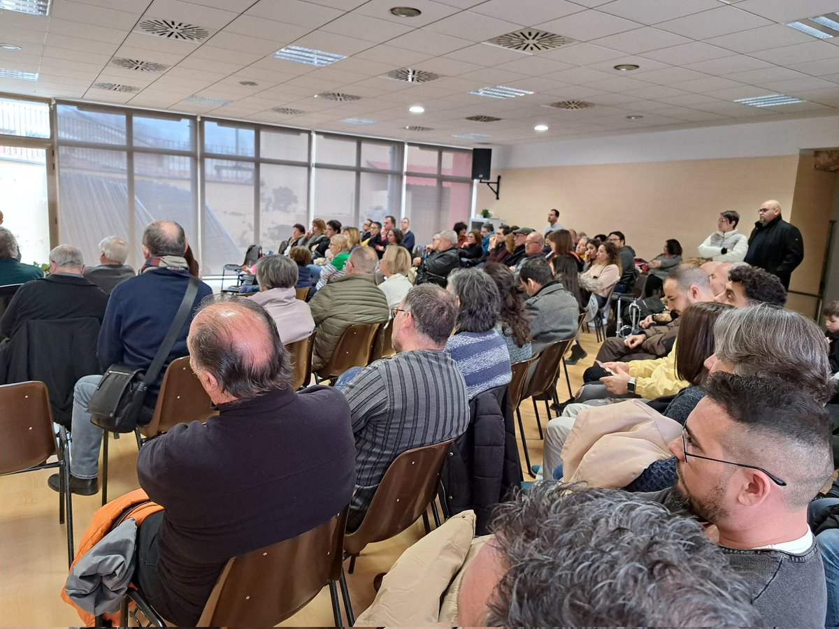 melibarberor's tweet photo. Ple de gom a gom l'acte de presentació de l @ibanhortal com a candidat de #Compromís a l'alcaldia de #SantJoandeVilatorrada. Una persona honesta, lleial, responsable, amb vocació de consens, gran consciència col·lectiva i -com diu ell mateix- amb la il·lusió i l'empenta https://t.co/zUthJESt9L