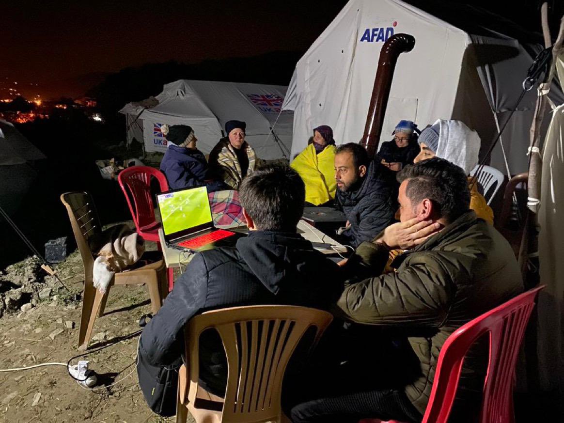 Fenerbahçe için çok kıymetlisiniz!

İnanıyoruz, biliyoruz; 
Yaşaran gözler umut dolacak, 
En güzel yarınlar bizim olacak!