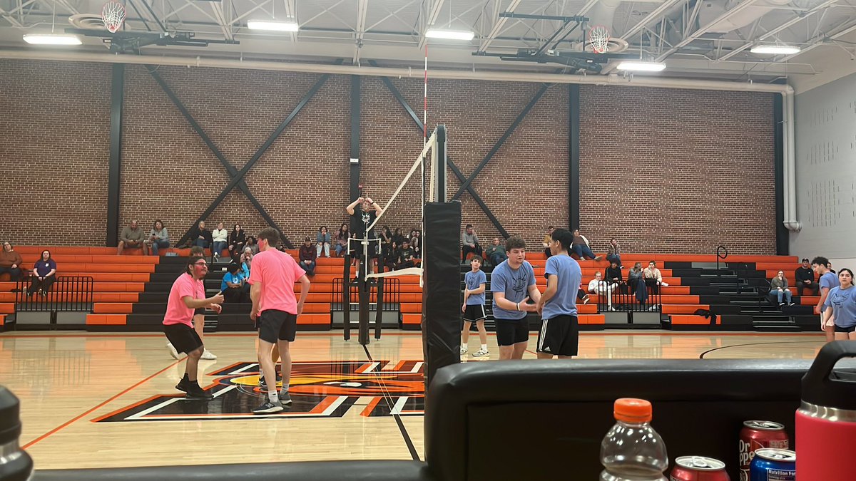 MrsCollins150's tweet photo. Championship game. Juniors vs. Seniors! https://t.co/uZWYFCvgfK