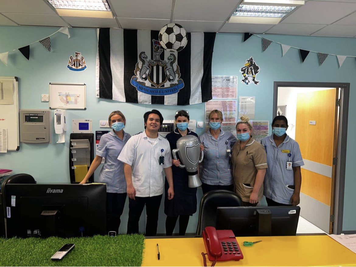 SarahCu74063091's tweet photo. Ward 34 team are ready and supporting  @NUFC to bring the CUP home 🏆 huge Thank you to @Newcastle_NHS for providing Free TV to allow our patients to Watch the game! @NcccOncology @TeenageCancerNE 🖤🤍🖤🤍 #nufc https://t.co/5N7DHI3Z28
