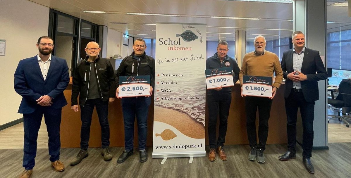 Vrijdag een cheque van maar liefst € 2.500,= uit handen van Arie van Urk in ontvangst mogen nemen. <a href="/WoordenDaad/">Woord en Daad</a> kreeg € 1.500,= en <a href="/KNRMUrk/">KNRM Urk</a> € 1.000,=
Fantastische bedragen waarvoor wij Schol- Verzekeringen/Makelaardij/Hypotheken/Pensioen/Arbodienst hartelijk willen bedanken!!