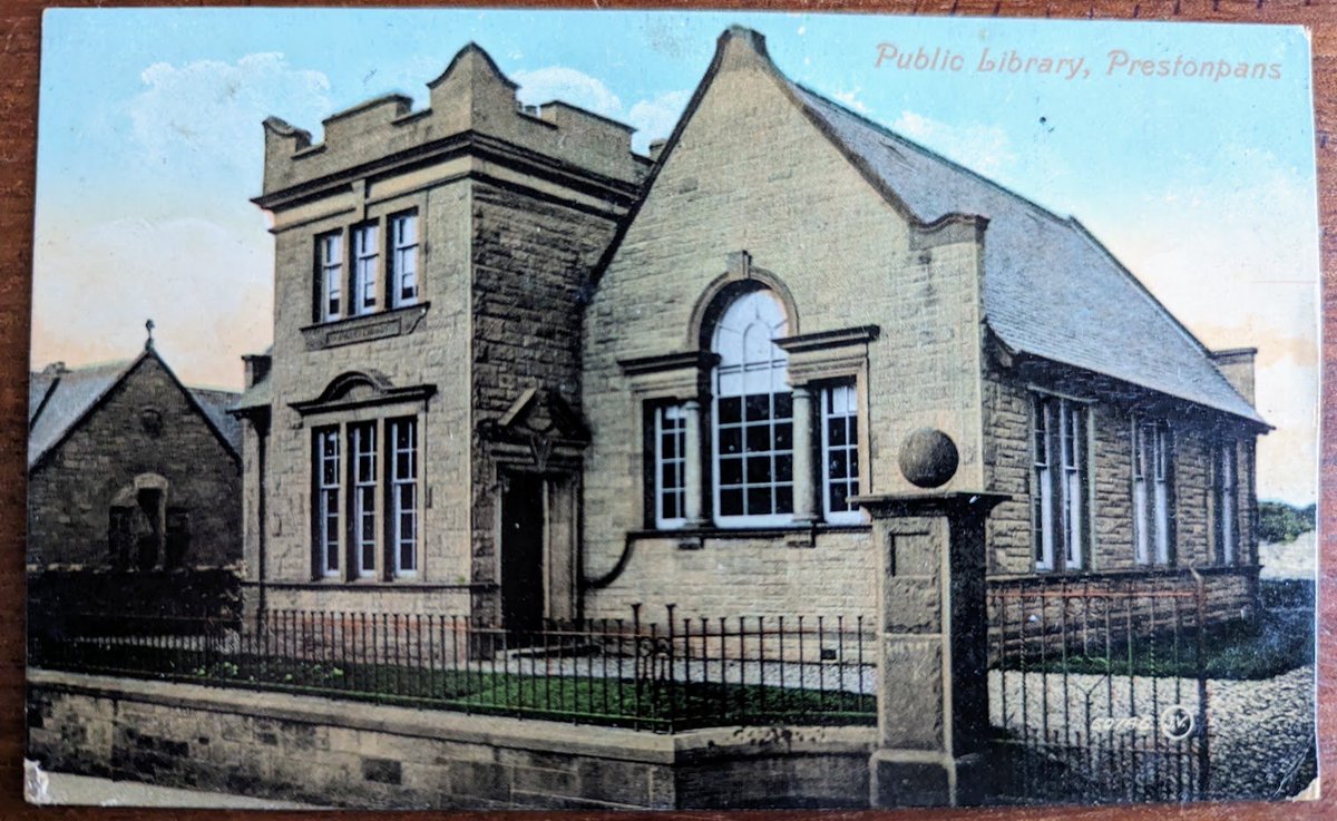 Purchased this little Edwardian postcard from an American seller a few weeks ago. It's of the Carnegie Library in Prestonpans, a ten minute walk away from where I am typing this now. But it wasn't the library I was most interested in, it was the message on the other side. 🧵