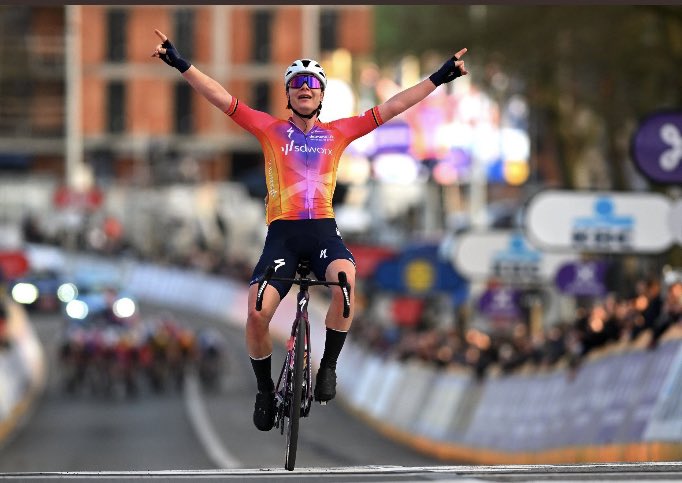 omloopfinish's tweet photo. Mooie winnares op onze mooie vernieuwde aankomst!
Proficiat @LotteKopecky 
#ninoveomhelstdeomloop https://t.co/8BMPakVVkk