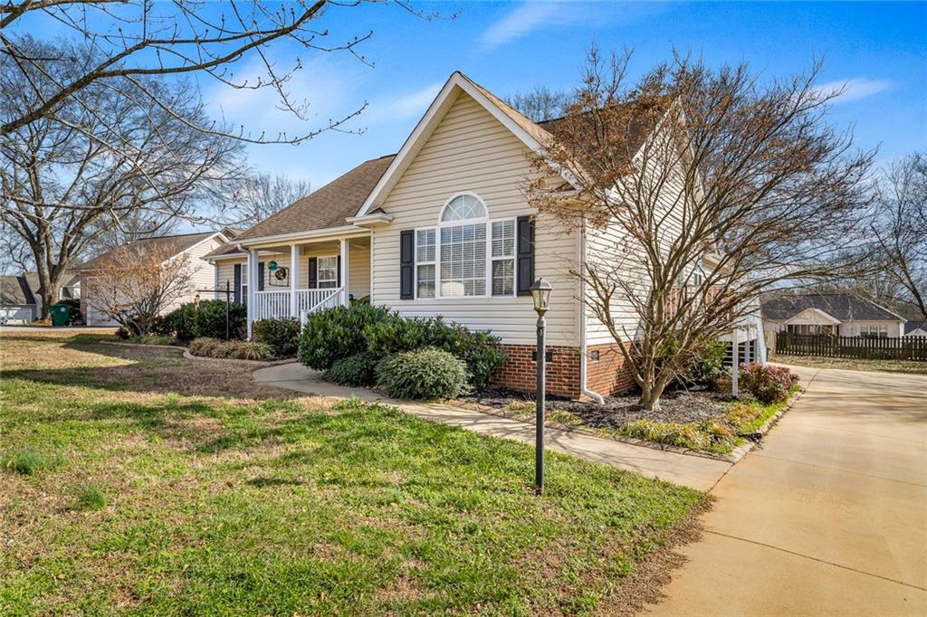 BHHSCDanJoyner's tweet image. Check out our #listing in #Williamston #SC  #realestate #realtor tour.corelistingmachine.com/home/UEKWAJ