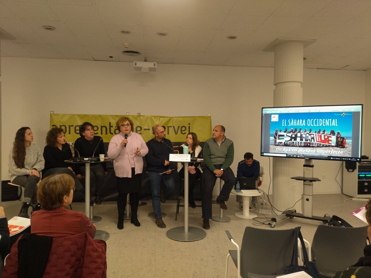 🇪🇭 A tope hui amb <a href="/AssumTormo/">Assum Tormo</a> explicant el nostre #APS <a href="/ProjecteSahara/">Projecte Sàhara</a> de @IES_LaFoiaElx a la #VIITrobadaAPS de <a href="/apsCValenciana/">apsCValenciana</a> a <a href="/quartdepoblet/">Quart de Poblet</a>.
Foto: <a href="/EducadoraSahara/">Una educadora en el Sáhara</a> 😊