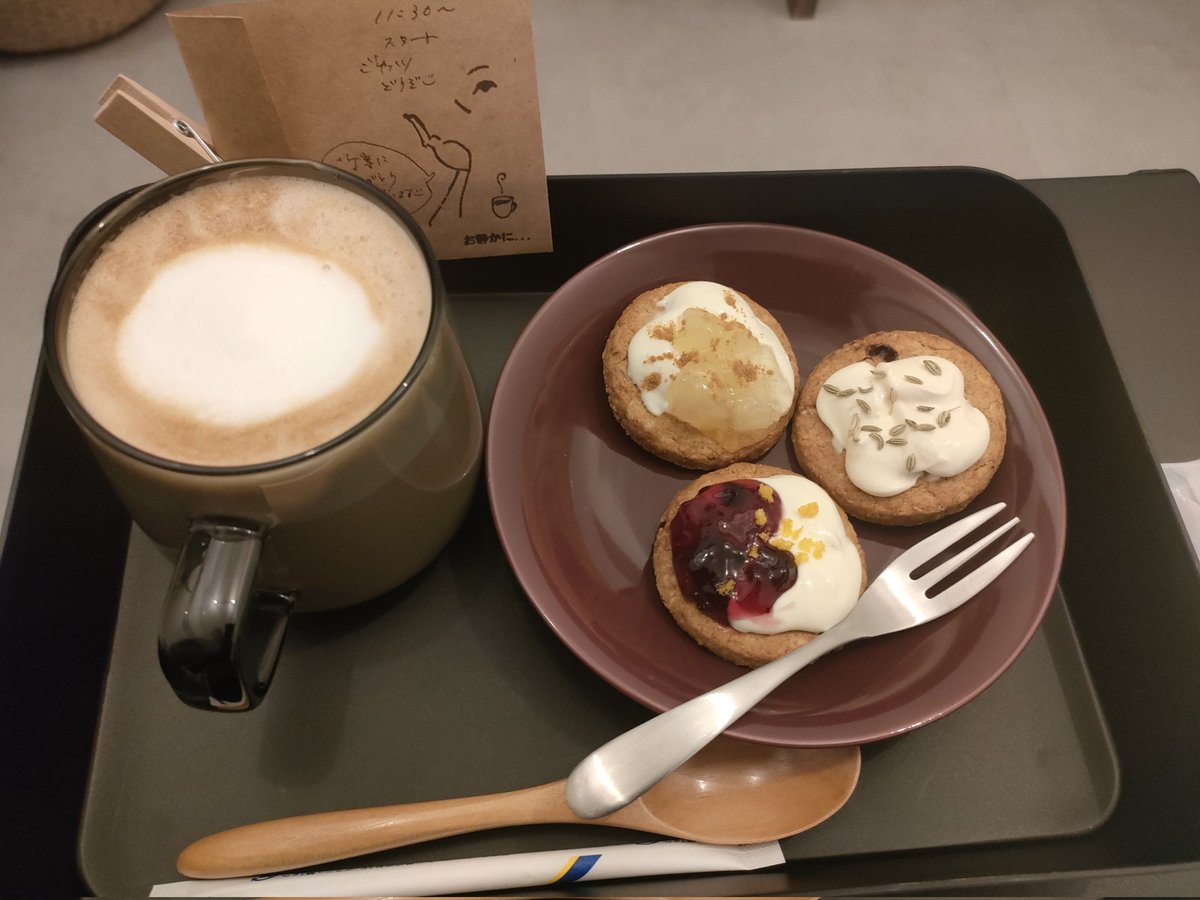 お一人様用カフェ
「お静かに…」が
南口側にオープンしてました！

1人で遠征に来られた時に
静かな場所でソファーで
お菓子を食べながら
小一時間過ごしたい時に
適切なお店ですね。

食べ物の持ち込みも
可能らしいです✨

宝塚駅からだと宝来橋を渡り
「ラーメンあ」の先の
左側の坂道にあります。