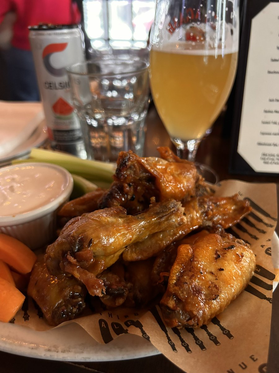 OldManWhoBets's tweet image. Back to the bar for some live betting. 

13-7 personally on live bets since @PolancosPicks dragged me to this very bar last weekend. 

Great day for a great day. 
Bad day to be a beer. 
Good luck to you!