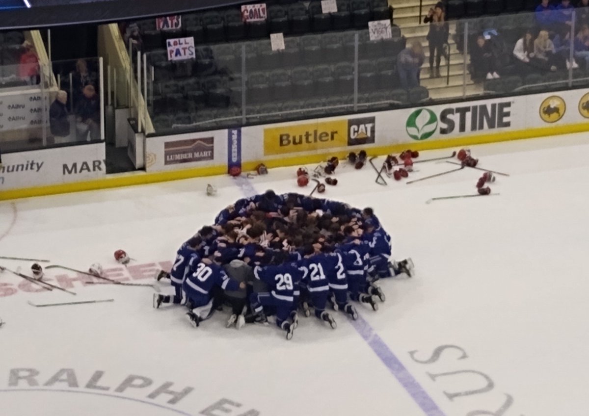 KNOXRadioRyan's tweet photo. A salute to the young men of @JaysHockey and @chspuck for living their faith after a hard-fought game, and living it without fear of being seen and scrutinized.

You dudes are the example. https://t.co/mmQ9TKGX1R