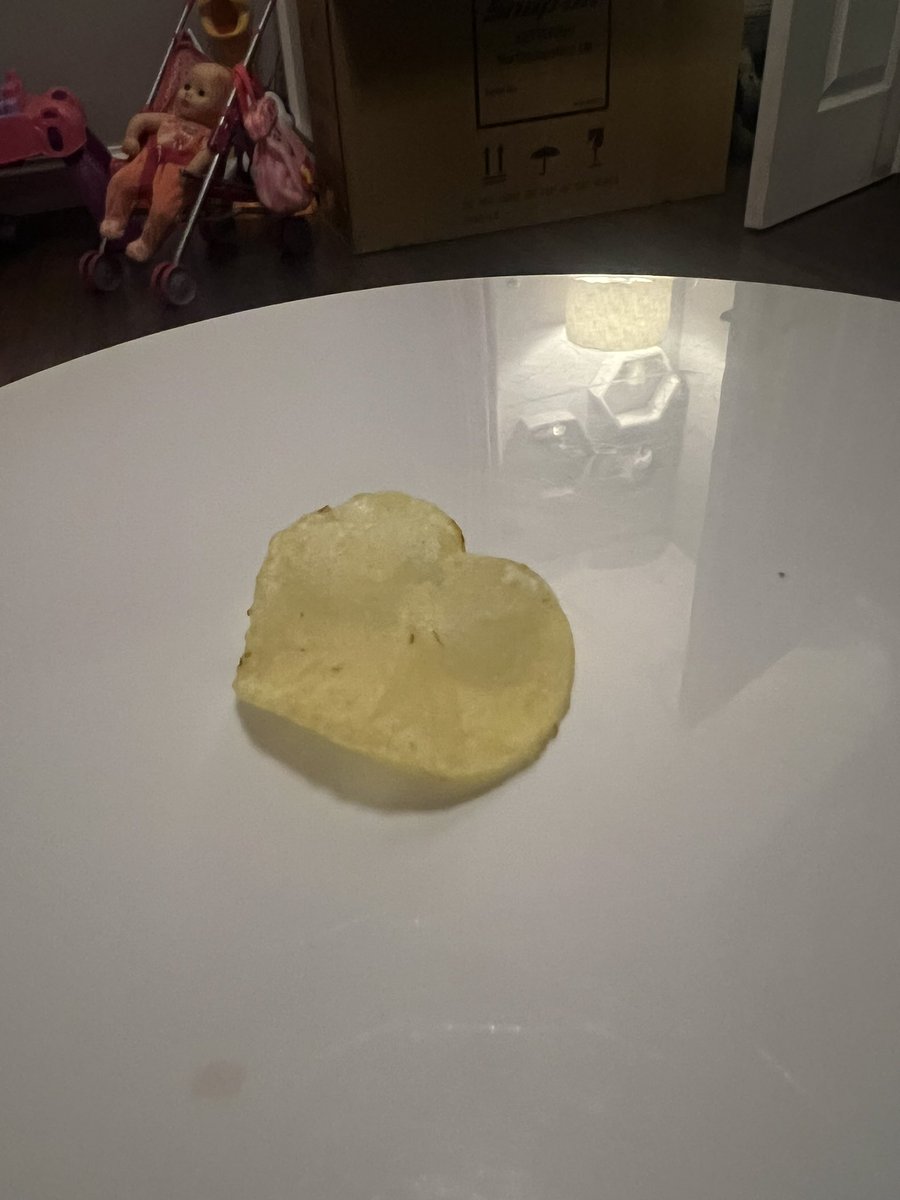 deaconluke88's tweet photo. @walkers_crisps trying this again with my 3 dimensional love heart but without the hand #LoveFromWalkers https://t.co/y2Mt7lp5vd