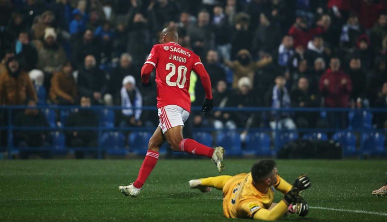 PP_OGDL's tweet photo. ⏱️🦅 #VFCSLB #LigaPortugalBwin 🗒️ ao intervalo:
▪️ 13.º ⚽️ do João 🪄 na 1.ª Liga
▪️ Marcámos em contra-ataque iniciado por um ⚡️💨 Guedes
▪️ Aursnes tem de ficar mais posicional a meio-campo e deixar a criação para os da frente
▪️ Por isso, pouco Guedes e Ramos em jogo
▪️💰💸🖕 https://t.co/bDFjHyZgvT