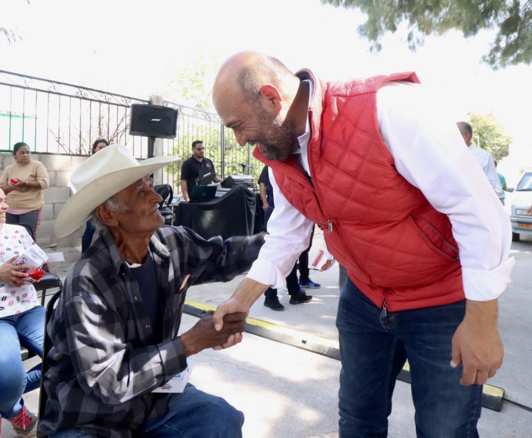 Nuestros hermanos de clase desde hoy podrán ver y escuchar mejor, gracias al programa de lentes y de aparatos auditivos que trajo al ejido #Jimulco el PRI Nacional. La secretaria de Gestión Social, Sara Rocha, entregó 50 pares de lentes y 13 aparatos auditivos.
¡Enhorabuena!