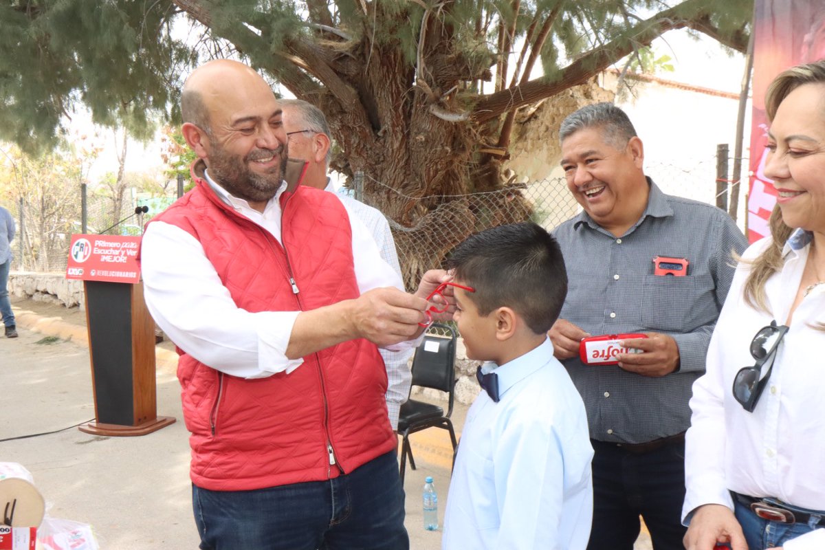 rigofuentes's tweet photo. Nuestros hermanos de clase desde hoy podrán ver y escuchar mejor, gracias al programa de lentes y de aparatos auditivos que trajo al ejido #Jimulco el PRI Nacional. La secretaria de Gestión Social, Sara Rocha, entregó 50 pares de lentes y 13 aparatos auditivos.
¡Enhorabuena! https://t.co/97K8XjtAYE