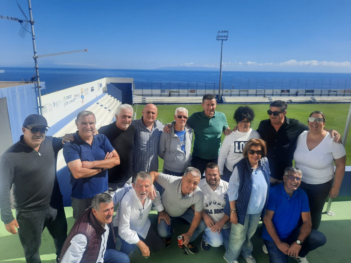 100preTenisca's tweet photo. EMOCIONANTE RECONOCIMIENTO A LOS PROTAGONISTAS DEL TENISCA-PUERTO CRUZ DE 1979

📸 Ligia Plata

https://t.co/orEwXzbcGb https://t.co/XbqY50uzfP