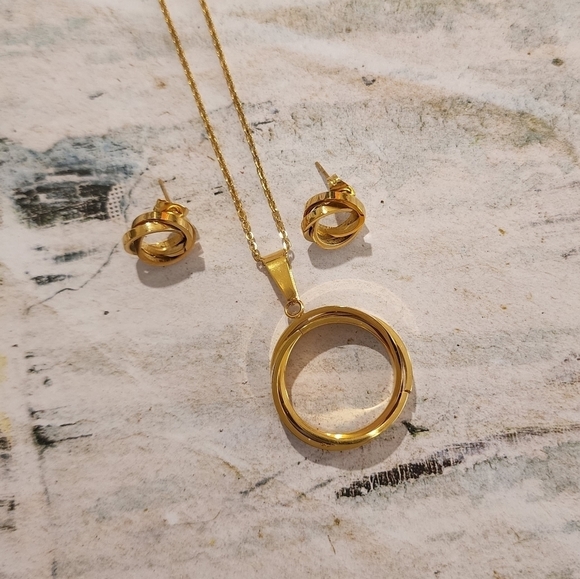 alany23's tweet photo. So good I had to share! Check out all the items I'm loving on @Poshmarkapp #poshmark #fashion #style #shopmycloset #katherinebarclay #mango: https://t.co/fh1aVNGmcY https://t.co/EMZ5pVcT6P