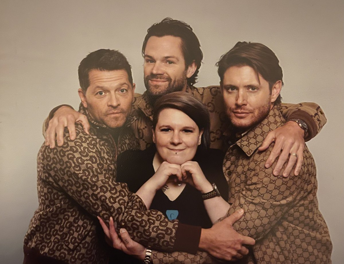 Me and the Gucci-Gang 🙈😂 Asked to be squished a bit. Wasn’t expecting them to do it all at once so my heart got a bit squished as well. 😂

#jibweekpic #SPNFamily #jib11 #gucci @JusInBelloCon @mishacollins @JensenAckles @jarpad