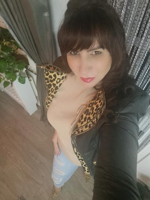 Good evening My Naughty Family. It's Saturday night! Miss Lace is on Rock n Roll tonight! Although I