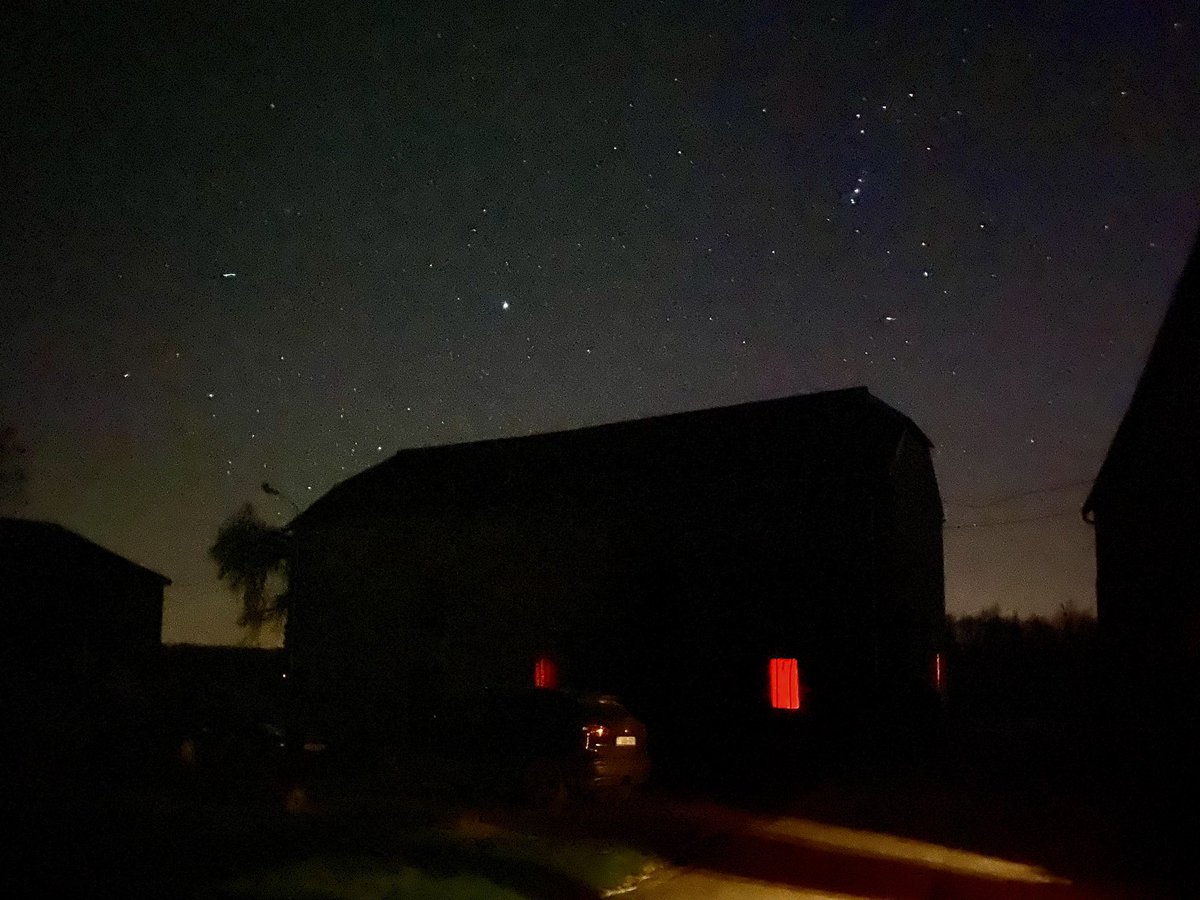 bart_seys's tweet photo. Florée 22u10 en 0° Prachtige sterrenhemel 🌟 #vrtweer #orion #grotebeer #floree https://t.co/cBFDrZyggu