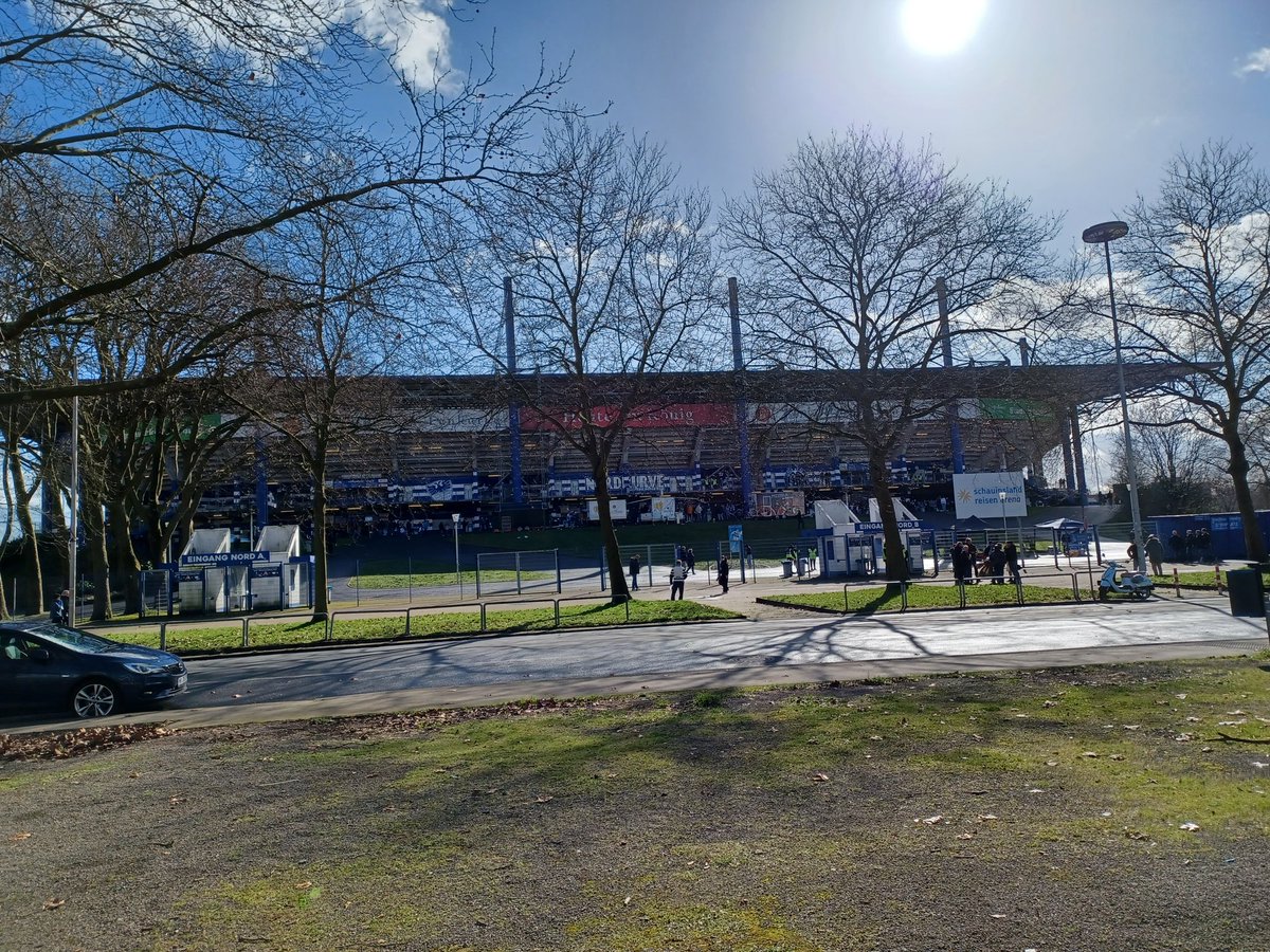 Sjors_09's tweet photo. Een erbarmelijke wedstrijd in het Wedaustadion waar MSV Duisburg en SV Meppen niet verder komen dan 0-0. Met zon, currywurst, bier en een plekje op de staantribune lag het zéker niet aan de ingrediënten. #MSVSVM https://t.co/zPY4Dapzo1