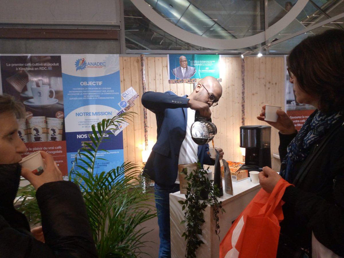 tisyamukuna's tweet photo. On est venu me voir en disant: "j’ai entendu des échos comme quoi votre café était super bon"
@GloireKipaka ❤️
-
#SIA2023 https://t.co/0Th7nhLTvj