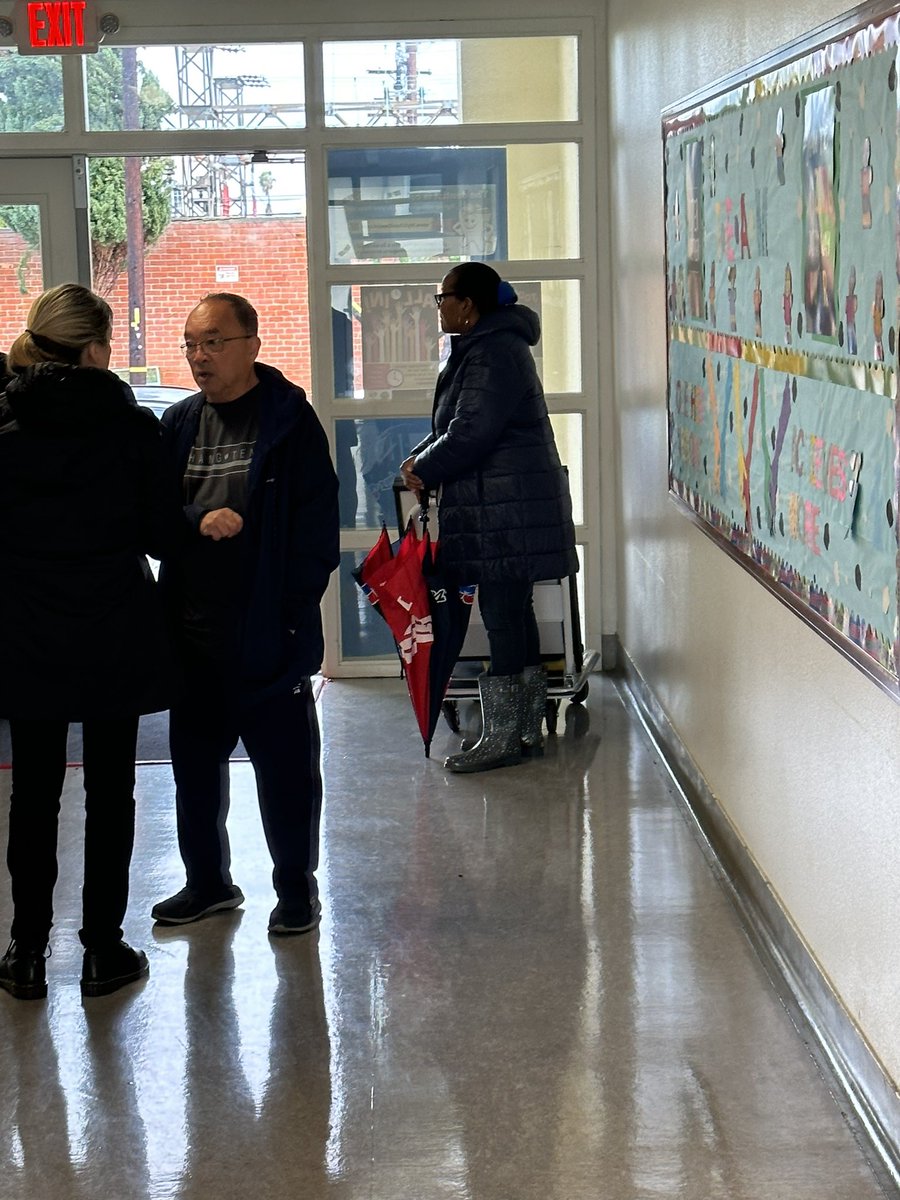 The @LongbeachUSD Learning Recovery and Acceleration Program (LRAP) Saturday support for 800 students w/ disabilities commenced this morning. I spent time with Dr. Jacqueline Williams at Barton ES. The rain didn’t stop students from being present &amp; engaged! 
#proudtobelbusd