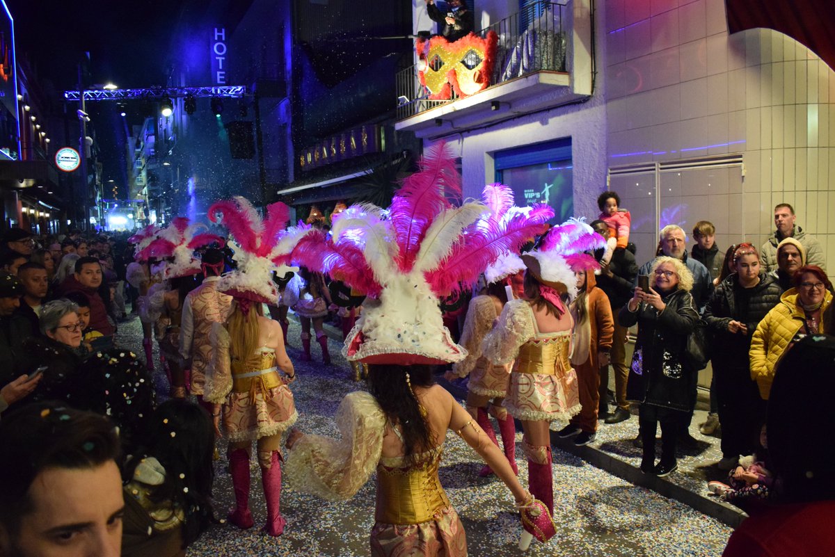 Calafellvalo's tweet photo. Monturiol Street , Calafell #CosBlanc #carnival #rua #calafellvalo #confeti https://t.co/BQrc5Axito