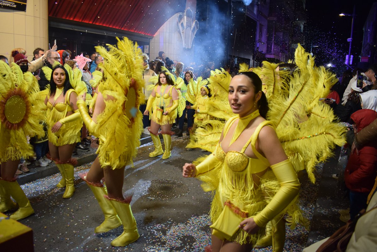 Calafellvalo's tweet photo. Monturiol Street , Calafell #CosBlanc #carnival #rua #calafellvalo #confeti https://t.co/BQrc5Axito