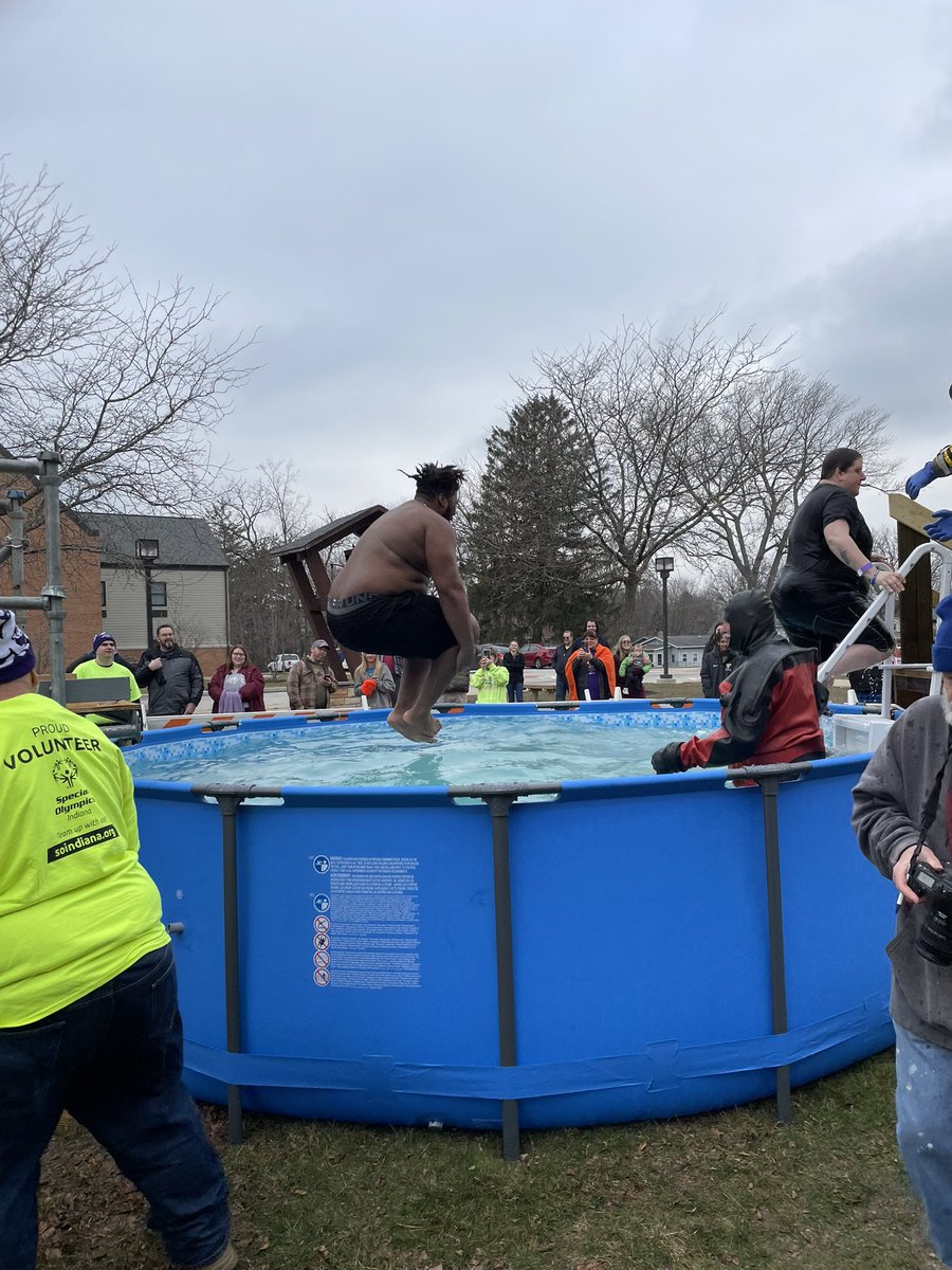 valpoufootball's tweet photo. 2023 Polar Plunge with Valpo Football! 💛🤎#FreezinForAReason #Valpoplunge https://t.co/d7r2WcTHQy