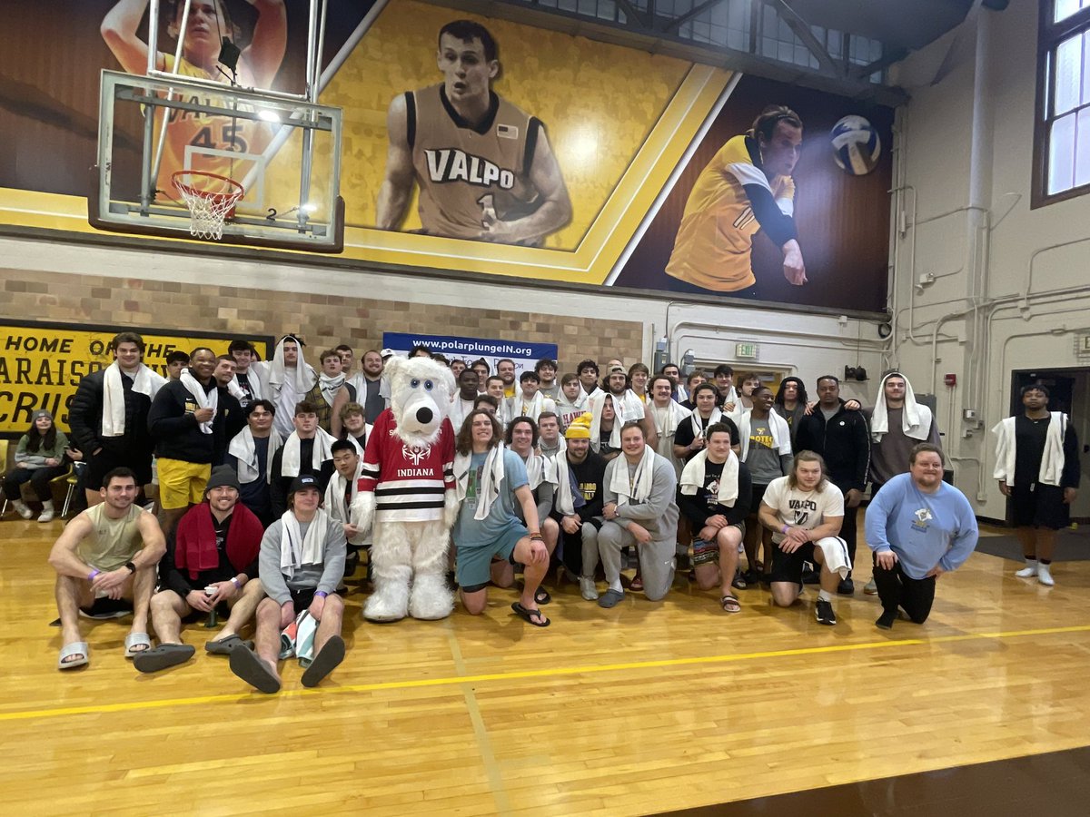 valpoufootball's tweet photo. 2023 Polar Plunge with Valpo Football! 💛🤎#FreezinForAReason #Valpoplunge https://t.co/d7r2WcTHQy