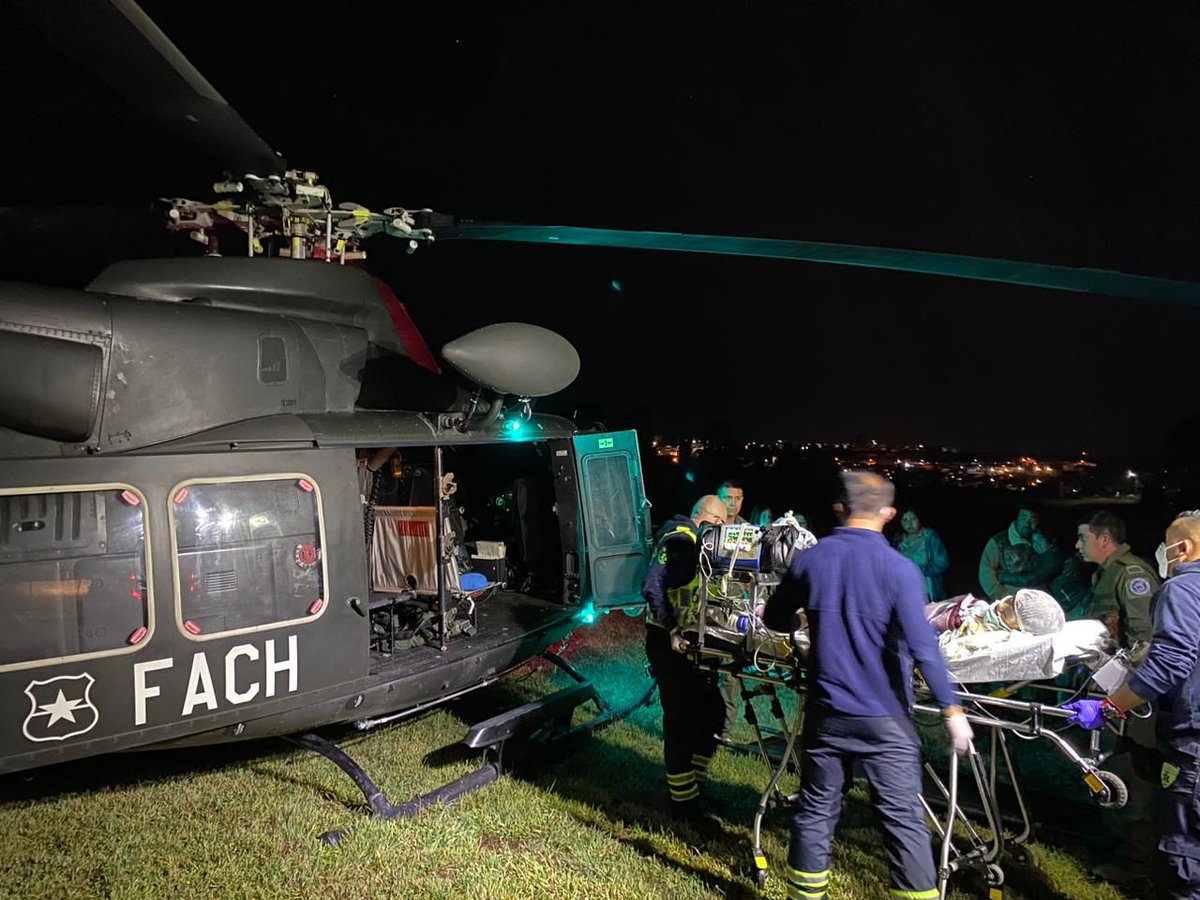 FACh_Chile's tweet photo. En horas de la madrugada, aviadores militares de la IIIª Brigada Aérea en 🚁 Bell-412 del Grupo de Aviación Nº5 realizaron una evacuación aeromédica #EVACAM a un menor de edad en estado de gravedad desde #Castro hasta el @hospitalpm https://t.co/Fy3FKXHPLp