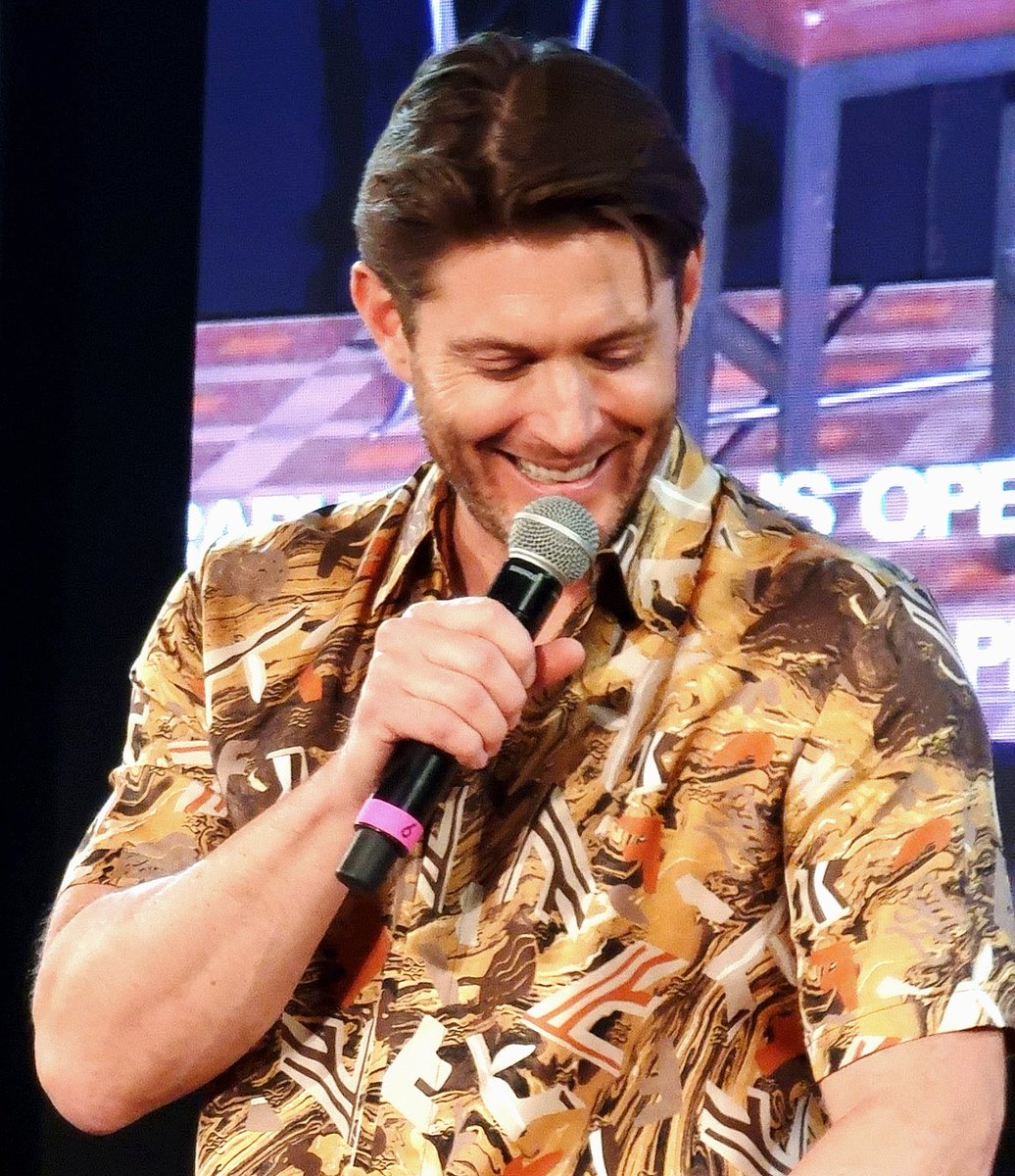acklesism's tweet photo. i love how relaxed, chatty and thoughtful jensen is today. you can feel all the love and passion he has for his family, friends, fans and his work. so informative, always appreciative and engaging with the fans and always trying to find ways to have fun telling stories 💛✨️ https://t.co/cDK1g78hB8