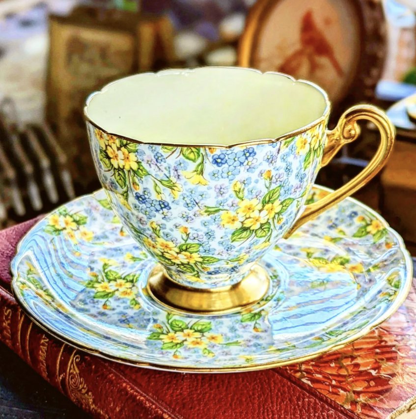 cupandcarriage's tweet photo. All the Spring vibes with this fabulous chintz Primrose duo by Shelley! I love the subtle pops of purple 💜☕✨💙
Available On Etsy, Link In Bio
#shelleyteacup #SaturdayVibes #primroses #teacuplover #teacupcollector #chintz #vintageteacup #etsyshop https://t.co/yG2O8mWEJD