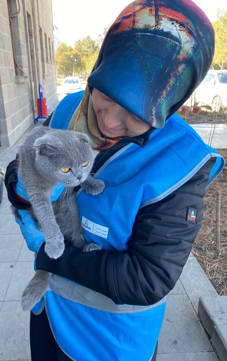 "Sevgi birlik beraberlik  ve  paylaşmak"her şeyin üstesinden gelir.  Tahliye trenindeki depremzedelere kişisel bakım,  sıcak yemek, kıyafet ve çocuklara oyuncak dağıtımı gerçekleştirildi.