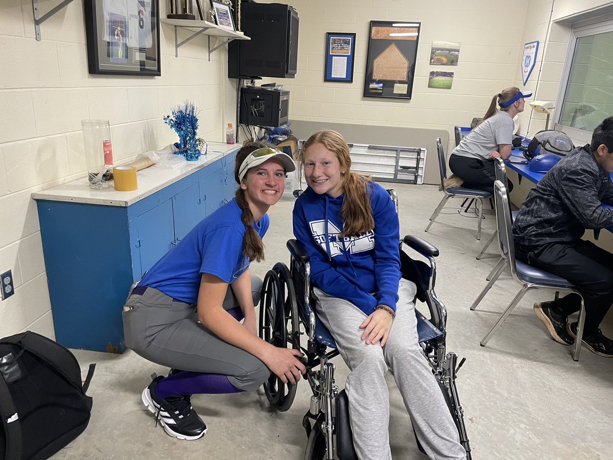 ashleighdrakee's tweet photo. Our Cox Mill family was so happy to be able to support a fellow competitor in our community this weekend! I was glad to be able to make it out to see you Lauren, stay strong girl. We have your back in this fight!💙@LaurenVanderpo1 #vandystrong @FCBeanMcKinney @CoxMillSb https://t.co/OxQ9fvP3YK